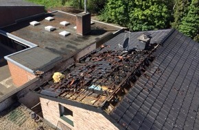 Feuerwehr Mönchengladbach: FW-MG: Dachstuhlbrand eines Einfamilienhauses