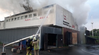 Feuerwehr Bremerhaven: FW Bremerhaven: Großbrand beim Bremerhavener Ruderverein