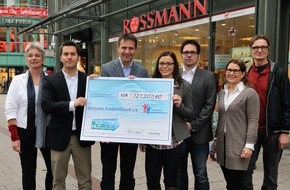 Deutsches Kinderhilfswerk e.V.: "Mehr Mut zum Ich" fördert Mädchenprojekte des Deutschen Kinderhilfswerkes - Dove und Rossmann überreichen Spendenscheck (BILD) (BILD)