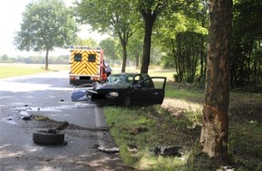 Polizei Minden-Lübbecke: POL-MI: Betrunkener Autofahrer prallt gegen Baum
