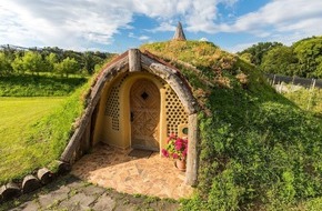 bestfewo: Ferienhausurlaub: Wohnen wie die Hobbits / bestfewo präsentiert zehn ausgefallene Feriendomizile in Europa /Urlaub im Öko-Cottage, im Flugzeug oder in einer französischen Kapelle