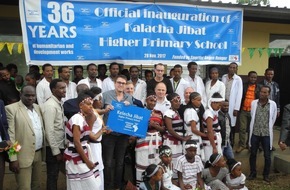 Stiftung Menschen für Menschen: Karlheinz Böhms Äthiopienhilfe und Sportler gegen Hunger: Schule gebaut