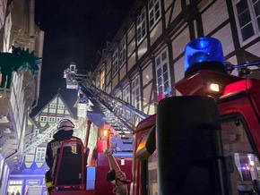 FW Celle: Gastronomieküche in historischen Altstadt in Vollbrand - mehrere Personen in Fachwerkhaus eingeschlossen!