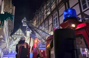 Freiwillige Feuerwehr Celle: FW Celle: Gastronomieküche in historischen Altstadt in Vollbrand - mehrere Personen in Fachwerkhaus eingeschlossen!