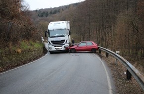 Polizeidirektion Kaiserslautern: POL-PDKL: Unfall an Engstelle