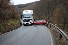 Polizeidirektion Kaiserslautern: POL-PDKL: Unfall an Engstelle