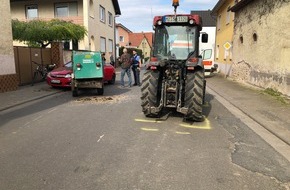 Polizeiinspektion Oppenheim: POL-PIOPP: Verkehrsunfall - Anhänger löst sich während der Fahrt von Traktor