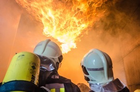 Feuerwehr Gelsenkirchen: FW-GE: Kellerbrand in der Altstadt - Feuerwehr Gelsenkirchen rettet fast 40 Menschen