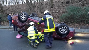 Feuerwehr Bochum: FW-BO: Schwerer Verkehrsunfall auf der Industriestraße/ Feuerwehr befreit Fahrer aus seinem Fahrzeug