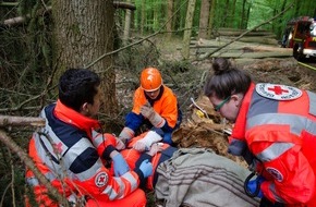 Freiwillige Feuerwehr Menden: FW Menden: Jugendfeuerwehr Menden weiht neues Fahrzeug ein