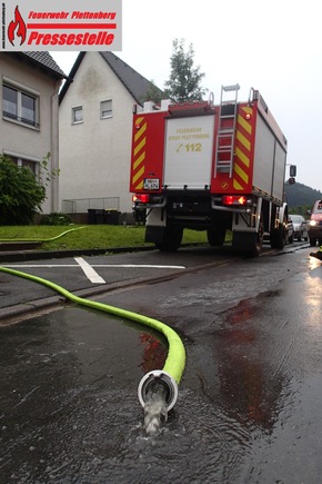 FW-PL: Abschlussmeldung: Feuerwehr Plettenberg noch bis in die Nacht im Einsatz. Schwere Schäden im alten Hallenbad. Gewässerverunreinigung im Untergraben der Lenne. Eine verletzte Person in Böddinghausen.