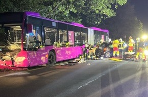 Polizei Bochum: POL-BO: Verkehrsunfall mit mindestens f&uuml;nf verletzten Personen und Unfallflucht in Witten - Zeugen gesucht