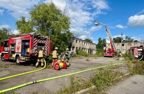 Feuerwehr Essen: FW-E: Brand in leerstehender Asylunterkunft sorgt für starke Rauchentwicklung