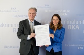Bundeskriminalamt: BKA: BKA unterschreibt "Charta der Vielfalt" Staatsministerin Aydan Özoguz ist zu Gast beim Auftakt der Vortragsreihe "Spektrum" im BKA zum Thema "Kulturelle Vielfalt im BKA - Spiegel der Gesellschaft?"