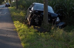 Polizeiinspektion Cuxhaven: POL-CUX: 48-jähriger Golf-Fahrer bei Verkehrsunfall mit Sattelschlepper lebensgefährlich verletzt + Skateboard-Fahrer löst Baumunfall aus (Bild)