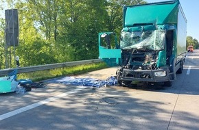 Polizeiinspektion Cuxhaven: POL-CUX: Schwerer Unfall auf der BAB27 im Bereich Loxstedt - zwei Personen verletzt, eine davon schwer - Sattelzug hat Gefahrgut geladen - Stundenlange Vollsperrung (Foto im Anhang)