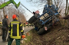 Feuerwehr Ense: FW Ense: Unfall mit landwirtschaftlicher Maschine auf B516
