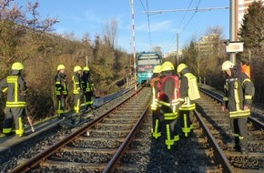 Feuerwehr Frankfurt am Main: FW-F: Oberleitungsschaden auf der U-Bahnstrecke der U 4, U-Bahn hält am Tunnelausgang.