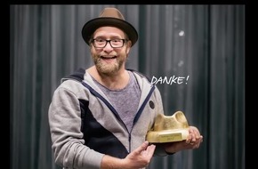 Gregor Meyle zum `Hutträger des Jahres 2017´ gekürt / Der Hut ist ständiger Begleiter des Singer-/Songwriters; dafür erhielt er den  Hut-Award des Hutverbandes GDH e.V. am internationalen Tag des Hutes