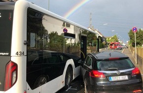 Kreispolizeibehörde Oberbergischer Kreis: POL-GM: Pkw kollidiert mit Linienbus - drei leicht Verletzte