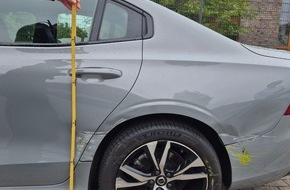 Polizeidirektion Bad Segeberg: POL-SE: PKW Volvo durch Unfall besch&auml;digt - Verursacher fl&uuml;chtig