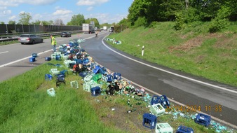 Polizeiinspektion Oldenburg-Stadt / Ammerland: POL-OL: ++ Sattelzug verliert Getränkekisten auf der A 28 ++ Anschlussstelle Westerstede zeitweise gesperrt ++