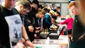 Topps Deutschland GmbH: "Auf einmal stehen 30 Leute um dich rum. Alle schreien, filmen und feiern mit." - Berlin Cardshow zieht Sammelkarten-Fans und Sportlegenden ins Olympiastadion