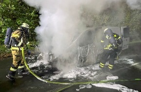 Feuerwehr Herdecke: FW-EN: Transporter brannte auf der Wittener Landstraße - Feuerwehr löscht mit einem C-Rohr und mit Schaum - Straße beschädigt
