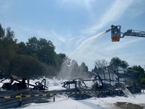 FW-Velbert: Lagerhalle brennt in voller Ausdehnung