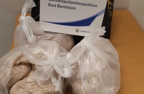 Bundespolizeiinspektion Bad Bentheim: BPOL-BadBentheim: Drogen im Wert von rund 155.000 Euro in herrenloser Tasche entdeckt