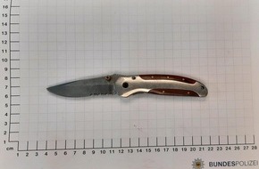 Bundespolizeidirektion Sankt Augustin: BPOL NRW: Pfefferspray, Marihuana und Einhandmesser: Bundespolizei beschlagnahmt Messer