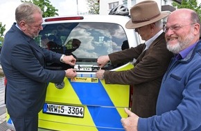 Polizei Essen: POL-E: Essen: Warnaufkleber zum Abstandhalten auf Essener Polizeifahrzeugen