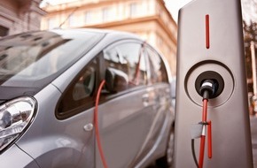 CosmosDirekt: Aktuelle forsa-Studie: Elektroautos haben das Zeug zum Statussymbol (FOTO)
