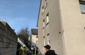 Freiwillige Feuerwehr Menden: FW Menden: Wohnungsbrand in Mehrfamilienhaus - vier Personen über Leitern gerettet