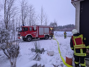 POL-STD: 19-jährige Autofahrerin überschlägt sich mit ihrem Auto in Grundoldendorf - Fahrerin unverletzt, Unbekannter setzt Auto in Stade in Brand - Polizei sucht Zeugen, Feuer in Harsefelder Sauna