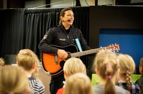 Polizeidirektion Lüneburg: POL-LG: "(...) Erst stehen, dann sehen und wenn nichts kommt, darf man rübergehen!": Puppenbühne der Polizeidirektion Lüneburg sensibilisiert Vorschulkinder zu Sicherheit im Straßenverkehr