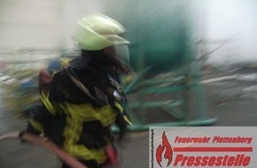 Feuerwehr Plettenberg: FW-PL: OT-Köbbinghausen. Förderband in Industriebetrieb geriet in Brand.