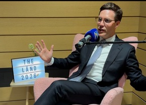 Baden-Württemberg wählt – Radio Regenbogen interviewt alle Spitzenkandidaten im „rosa Schaukelstuhl“