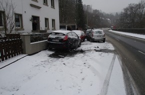 Polizei Hagen: POL-HA: Zwei Unfälle auf der Rummenohler Straße - Fahrbahn glatt