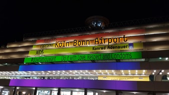 Flughafen Köln/Bonn GmbH: Terminal am Flughafen Köln/Bonn erstrahlt in Regenbogenfarben