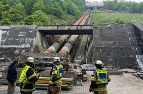 Feuerwehr Herdecke: FW-EN: Realistische Einsatzübung der Feuerwehr Herdecke im Weinberg von Project Vino am Hengsteysee - Feuerwehr rettet zwei Personen aus steilem Weinberg