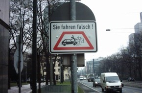 Polizei Düsseldorf: POL-D: Radfahrunfälle am Schwanenmarkt Â Unfallkommission kreiert neues Warnzeichen