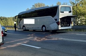 Polizeidirektion Landau: POL-PDLD: Motorschaden eines Reisebusses verursacht Verkehrschaos