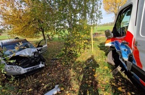 Polizeiinspektion Göttingen: POL-GÖ: (432/2022) Schwerer Unfall im Begegnungsverkehr - Krankenwagen gerät in den Gegenverkehr und kollidiert mit entgegenkommenden Skoda, 79-Jähriger Patient erliegt seinen Verletzungen