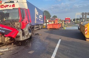 Feuerwehr Helmstedt: FW Helmstedt: Verkehrsunfall mit zwei LKW und Unbekannter Ladung