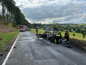 FW VG Westerburg: VW Polo wird ein Raub der Flammen - Fahrerin kommt mit dem Schrecken davon