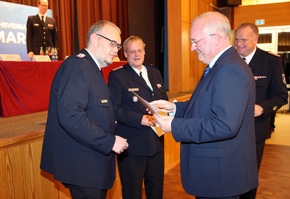 FW-Stormarn: Mitgliederversammlung: Thomas Proß von der Feuerwehr Poggensee mit dem deutschen Feuerwehr-Ehrenkreuz in Silber ausgezeichnet