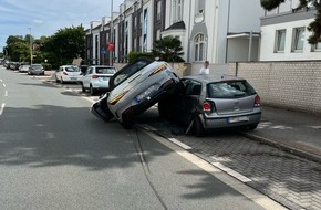 Polizei Essen: POL-E: Mülheim an der Ruhr: Mercedes-Fahrerin kommt von der Fahrbahn ab und kollidiert mit geparktem VW - Zeugen gesucht
