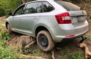 Polizei Hagen: POL-HA: Ungewöhnlicher Einsatz für die Polizei - Ehepaar fährt sich auf 3-Türme-Wanderweg mit Auto fest