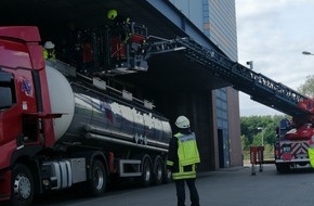 Feuerwehr Oberhausen: FW-OB: LKW Fahrer bei Umfüllarbeiten verletzt